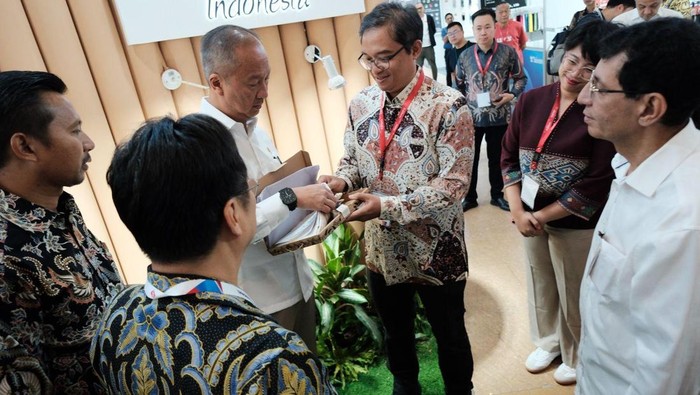 Menperin Agus Gumiwang Dukung Pertumbuhan Sektor Manufaktur Tekstil RI Menteri Perindustrian Agus Gumiwang bersama Head of APR, Aryo Oetomo mengunjungi booth APR beserta mitra / partner APR dan Jakarta Fashion Hub (JFH) ruang kolaboratif yang diinisiatif APR untuk mempertemukan fashion dan kreativitas, pada pameran Indo Intertex di JIExpo Kemayoran.