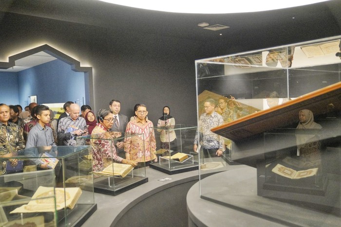 Menteri Kebudayaan Fadli Zon resmi membuka Pameran Misykat: Cahaya Peradaban Islam di Museum Nasional Indonesia, Jakarta, Kamis, (17/4/2025).