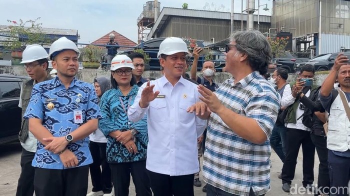Menteri Lingkungan Hidup saat kunjungan di PLTSa, Solo, Jumat (18/4/2025)