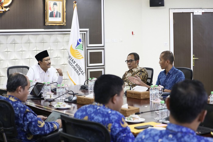Menteri Sosial Saifullah Yusuf atau Gus Ipul saat rapat bersama perwakilan Dewan Ekonomi Nasional (DEN) di Kantor Kemensos, Jakarta, Kamis (16/4/2025).