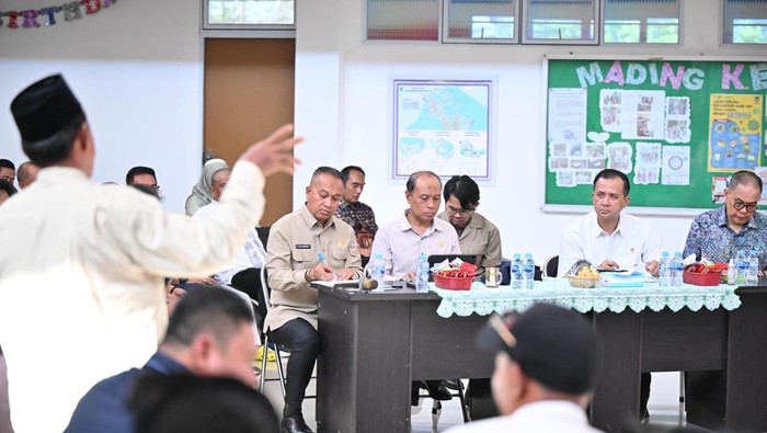 Menteri Transmigrasi M Iftitah Sulaiman Suryanagara