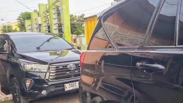 Mobil penyidik KPK saat mendatangi rumah ketu Pokmas Srikandi Desa Kesambirampak, Kapongan, Situbondo