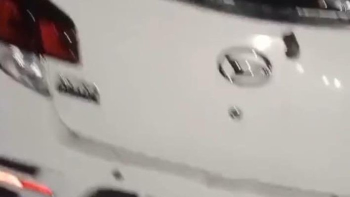 Mobil polisi dirusak massa (Dok Istimewa)