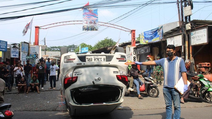 Mobil polisi dirusak massa saat polisi hendak menangkap ketua ormas (Humas Polres Metro Depok)