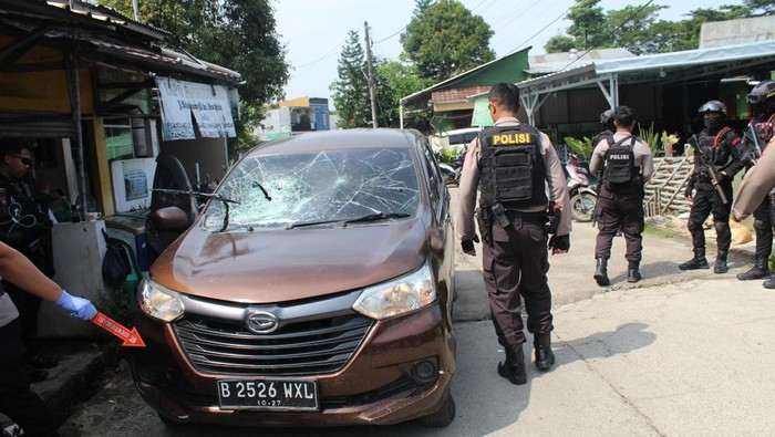 Mobil polisi dirusak massa saat polisi hendak menangkap ketua ormas (Humas Polres Metro Depok)