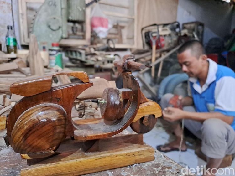 Napi Lapas Jombang Olah Limbah Kayu Jadi Beragam Kerajinan