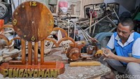 Suara mesin pemotong kayu mewarnai kesibukan di bengkel kerajinan Lapas Jombang. Sekitar 10 napi sibuk dengan pekerjaan masing-masing. Mulai dari membuat pola, memotong kayu, menghaluskan, merangkai kayu menjadi aneka hiasan meja, hingga finishing dengan pernis.