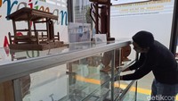 Selanjutnya, kerajinan karya warga binaan ini dipajang di Galeri Kreasi Lapas Jombang.