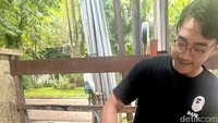 Pemilik usaha nasi goreng, Eno, mengatakan kakeknya memperkenalkan teknik ini. Di bumbu halusnya memang nggak pakai minyak, tapi ada bahan yang kita pakai itu bisa mengeluarkan sedikit minyak, kata Eno. Foto: Andi Annisa DR/detikfood