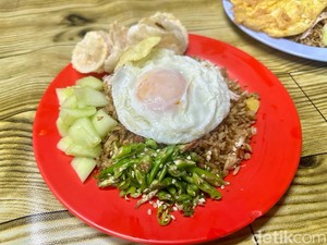 Uniknya Nasi Goreng Jalan Daksa, Tanpa Minyak dan Pakai Irisan Cabai Rawit