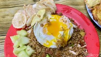 Penambahan cabai rawit memberikan aksen pedas yang segar pada nasi goreng. Oh ya, penggemar telur mata sapi juga bisa pesan topping telur setengah matang ya! Foto: Andi Annisa DR/detikfood