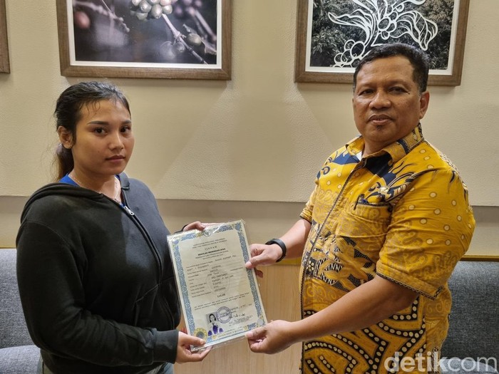 Oci Tartanti (22) warga Nganjuk eks karyawan salon di Surabaya dan Kepala Disperinaker Achmad Zaini setelah mengambil ijazah yang ditahan.