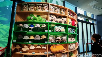 Pajangan boneka Panda yang tak kalah menggemaskan bukan. Foto: Agus Tri Haryanto/detikINET