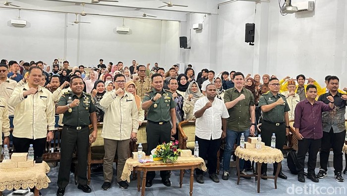 Pangdam I/BB Mayjen Rio Firdianto saat menjadi narasumber dalam Focus Group Discussion (FGD) di Universitas Dharmawangsa Medan, Kamis (17/4/2025). (Foto: Finta Rahyuni/detikSumut).