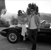 Pada foto hitam putih yang bak adegan film klasik Hollywood itu, Putri Anisha tampak duduk di atas mobil memakai scarf sebagai aksesori rambut dan kacamata hitam. Sedangkan Pangeran Mateen yang memakai kaus dan jaket berpose bersandar di dekat mobil mewahnya, Maserati Ghibli Spyder. Foto: Dok. Instagram tmski