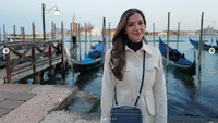 Cantiknya Anisha Rosnah, foto sang istri dengan latar kanal Venesia yang dipenuhi gondola. Wajib diunggah di IG dong, ya (Instagram/@tmski)