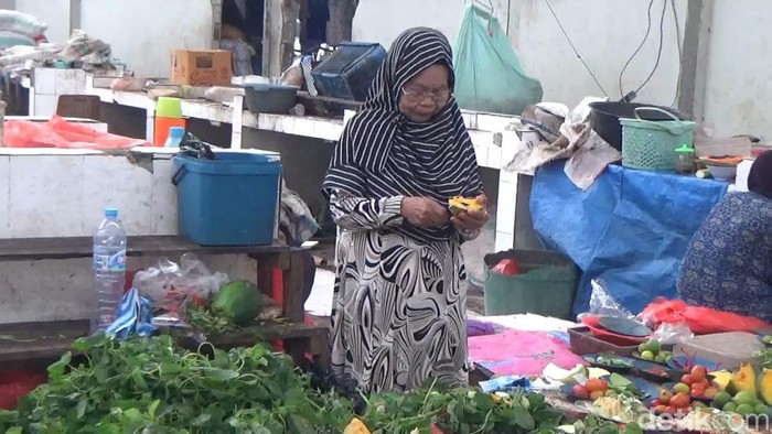 Pedagang sayur, Lili (65) di Parepare akan berangkat haji tahun ini.