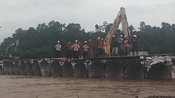 Pekerja Joget Jaran Goyang di Jembatan Darurat Cidadap