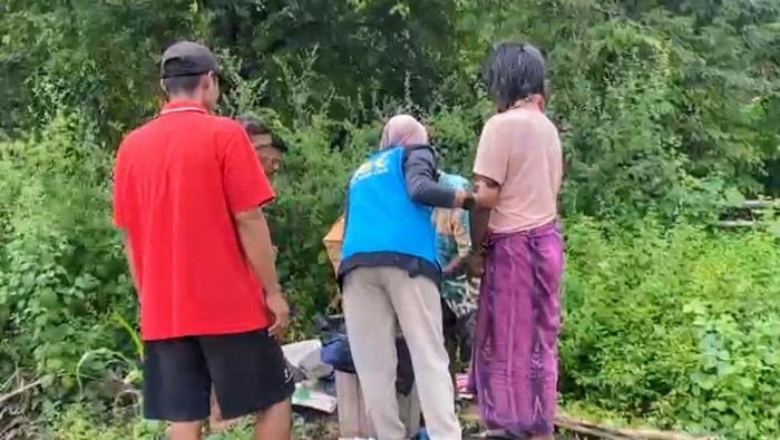 Pelaku (baju kuning) saat diamankan setelah menganiaya ayahnya