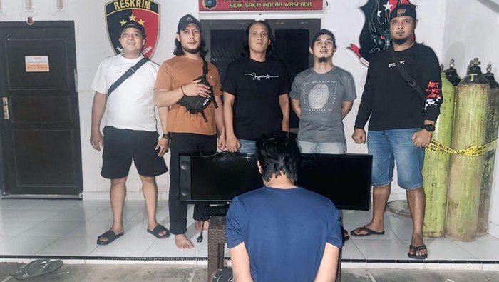 Pelaku pencurian TV dan samurai saat diamankan polisi.