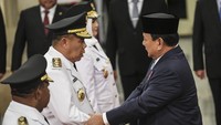 Presiden Prabowo Subianto (kanan) berjabat tangan dengan Gubernur Kepulauan Bangka Belitung Hidayat Arsani (kedua kiri) disaksikan Wakil Gubernur Kepulauan Bangka Belitung Hellyana (ketiga kiri) saat dilantik di Istana Negara, Jakarta, Kamis (17/5/2025). ANTARA FOTO/Hafidz Mubarak A