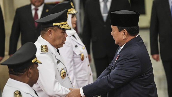 Pelantikan Gubernur-Wakil Gubernur Bangka Belitung Presiden Prabowo Subianto (kanan) berjabat tangan dengan Gubernur Kepulauan Bangka Belitung Hidayat Arsani (kedua kiri) disaksikan Wakil Gubernur Kepulauan Bangka Belitung Hellyana (ketiga kiri) saat dilantik di Istana Negara, Jakarta, Kamis (17/5/2025). Presiden melantik Gubernur dan Wakil Gubernur Kepulauan Bangka Belitung Hidayat Arsani dan Hellyana untuk masa jabatan 2025-2030 berdasarkan Keputusan Presiden Nomor 39P Tahun 2025. ANTARA FOTO/Hafidz Mubarak A/rwa.