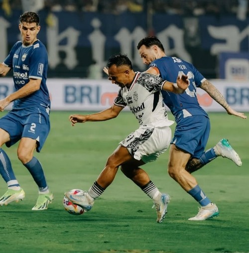 Pemain Bali United Irfan Jaya (jersey putih) dikawal ketat dua pemain Persib Bandung, Nick Kuipers dan Marc Klok, di Stadion Gelora Bandung Lautan Api, Jumat (18/4/2025). (Foto: Dok. Bali United)