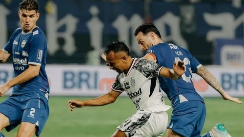 Pemain Bali United Irfan Jaya (jersey putih) dikawal ketat dua pemain Persib Bandung, Nick Kuipers dan Marc Klok, di Stadion Gelora Bandung Lautan Api, Jumat (18/4/2025). (Foto: Dok. Bali United)