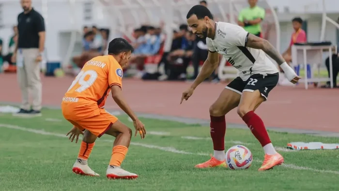 Pemain PSM Makassar Victor Luiz mencoba melewati pemain Borneo FC Samarinda dalam laga Liga 1 2024/2025 di Stadion Segiri.