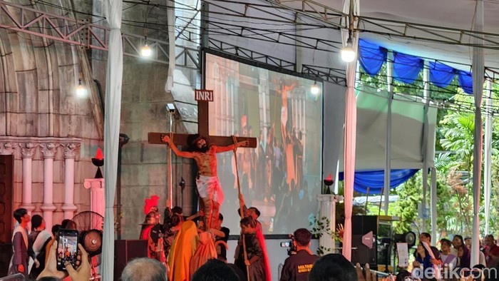 Pemeran Yesus dalam Jalan Salib di Katedral Jakarta, Jumat (18/4/2025). (Adrial/detikcom)