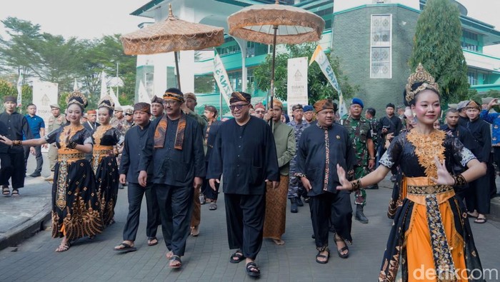 Pemkab Sukabumi menggelar acara Gelar Budaya Rakyat 2025 di Alun-Alun Palabuhanratu.