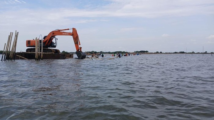Pemprov Banten melakukan pembongkaran sisa pagar laut di Desa Kohod, Kabupaten Tangerang. (dok. ist)
