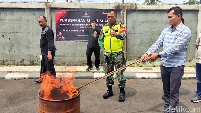 Pemusnahan surat suara rusak dan sisa jelang PSU Pilkada Tasikmalaya.
