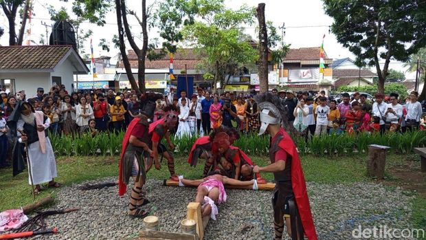 Penampakan fragmen dalam kirab salib di Kota Magelang, Jumat (18/4/2025).