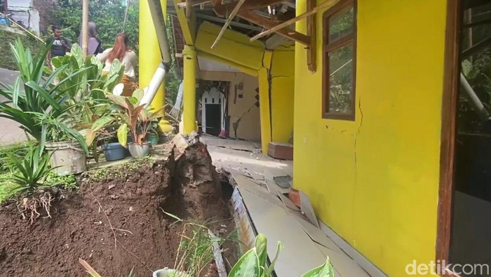 Penampakan rumah rusak imbas tanah gerak di Brebes, Jumat (18/4/2025).