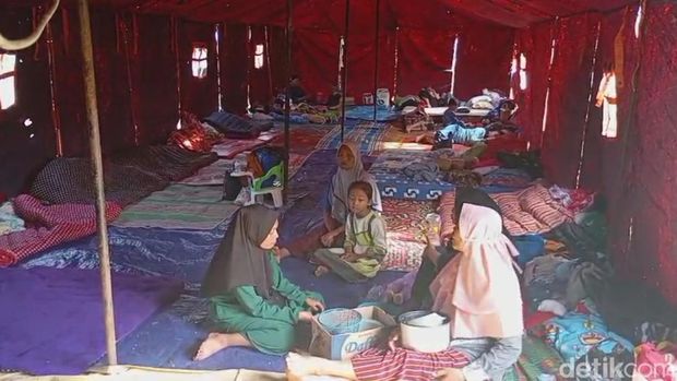 Penampakan tenda pengungsian korban tanah bergerak di Sirampog, Brebes, Jumat (17/4/2025).