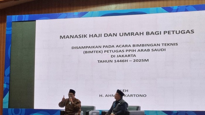Penulis buku Fikih Kontemporer Haji dan Umrah, KH Ahmad Kartono (pegang mic) (Haris Fadhil/detikcom)