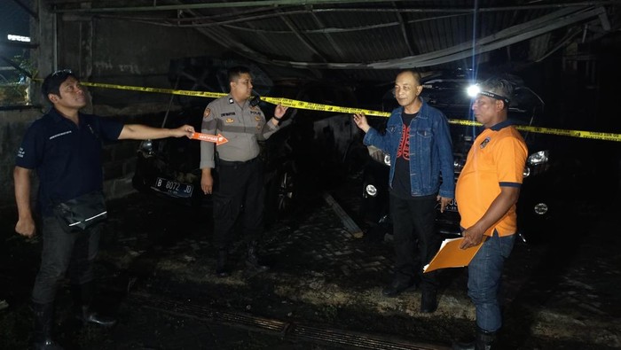 polisi olah tkp dam dalami penyebab 7 unit mobil hangus terbakar