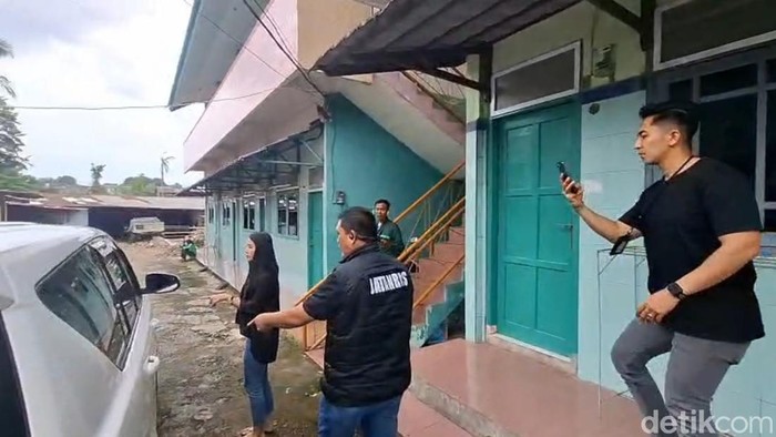 Polisi olah TKP dan memeriksa korban hingga saksi-saksi di lokasi kejadian.