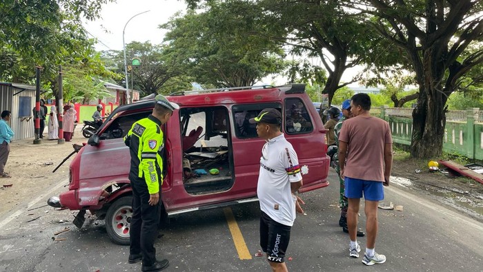 Polisi olah TKP truk tabrak angkot di Majene.