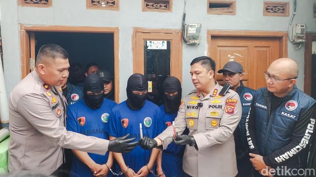 Polisi tangkap 3 pelaku pembuat tembakau sintetis di Cimahi.