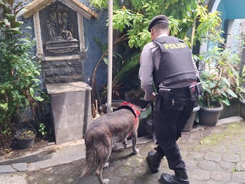 Polres Boyolali lakukan sterilisasi sebelum Jumat Agung dan pengamanan di sejumlah gereja di Kecamatan Boyolali Kota, Jumat (18/4/2025).