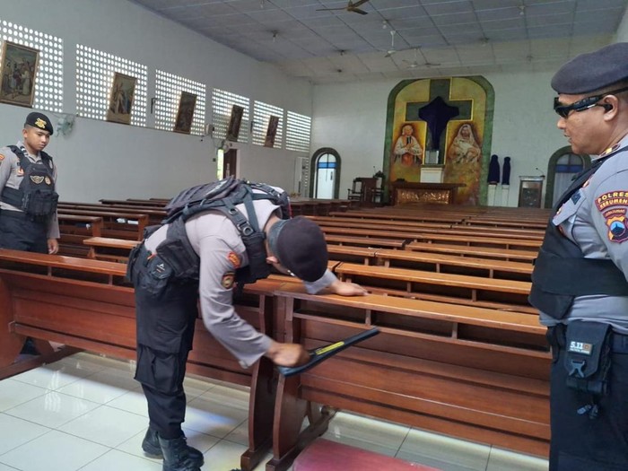Polres Boyolali lakukan sterilisasi sebelum Jumat Agung dan pengamanan di sejumlah gereja di Kecamatan Boyolali Kota, Jumat (18/4/2025).