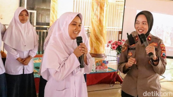 Polwan Polres Situbondo bersama Kowad Kodim 0823 Berikan Motivasi Santriwati