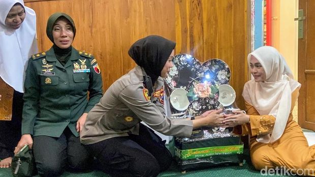Polwan Polres Situbondo bersama Kowad Kodim 0823 Berikan Motivasi Santriwati