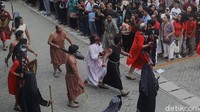 Prosesi tersebut mengisahkan peristiwa kesengsaraan Yesus yang disalib.