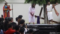 Umat Katolik Indonesia merayakan Jumat Agung bersama dengan umat Katolik Roma di seluruh dunia, menanbdai Hari penyaliban Yesus Kristus.