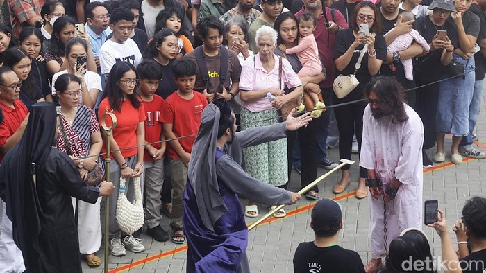 Potret Peringatan Jumat Agung di Pondok Aren Umat Katolik melakukan prosesi visualisasi jalan salib saat peringatan Jumat Agung di Pondok Aren, Tangerang Selatan, Banten. Begini potretnya.