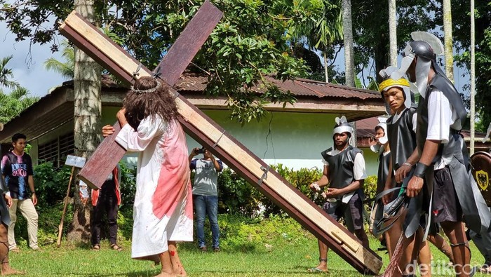 Proses jalan salib hidup yang dilakukan umat Paroki Santo Thomas Aquinas Manokwari.
