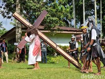 Umat Katolik di Manokwari Gelar Jalan Salib Peringati Jumat Agung